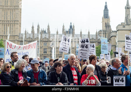 London, UK. 10. Oktober 2015. Demonstranten versammeln sich in Parliament Square, London. Sie protestieren gegen den Vorschlag einer dritten Start-und Landebahn am Flughafen Heathrow. Bildnachweis: Bertie Oakes/Alamy Live-Nachrichten Stockfoto