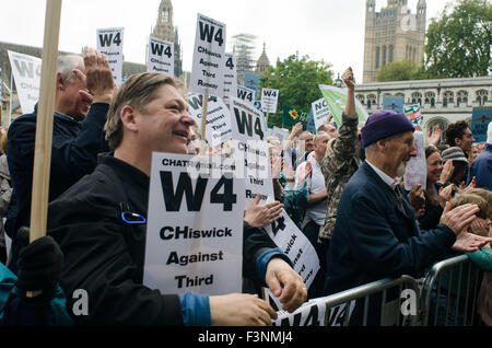 London, UK. 10. Oktober 2015. Demonstranten versammeln sich in Parliament Square, London. Sie protestieren gegen den Vorschlag einer dritten Start-und Landebahn am Flughafen Heathrow. Bildnachweis: Bertie Oakes/Alamy Live-Nachrichten Stockfoto