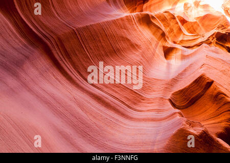 Bunte alten Sandsteinmauern erodiert durch Zeit und Wasser, glatte Ebenen im Canyon X in Page, Arizona zu erstellen. Stockfoto