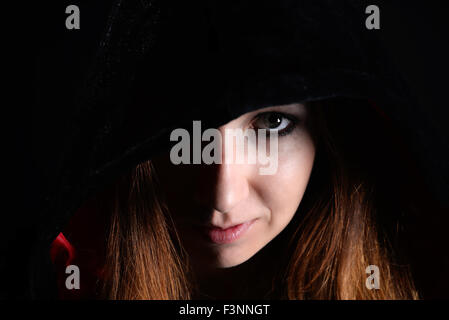 Frau in schwarzer Kapuze Stockfoto
