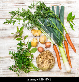 Frisches Bio-Gemüse. Lauch, Karotten, Zwiebel, Petersilie, Kartoffeln, Sellerie, Lorbeerblätter. Gesunde Ernährung Stockfoto