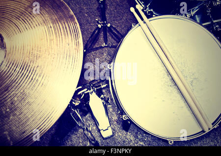 Konzeptbild Trommeln. Bild von Trommeln und Drumsticks auf Snare Drum liegen. Retro Vintage Instagram Bild. Stockfoto