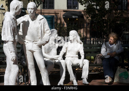 Weiße Statuen im Quadrat von Christopher Park im Greenwich Village. St. Christopher Sheridan Square u-Bahnstation des gleichen na Stockfoto