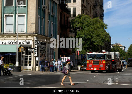 Ein Feuerwehrauto geht vor das Noho Star, eines der Restaurants im East Village. Stadtteil East Village nicht Stockfoto