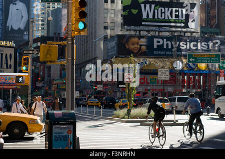 Überqueren von Straßen in Midtown West & Theaterviertel am Broadway Street auf der Höhe der 50th Street. In einem von den oberen Stockwerken Stockfoto