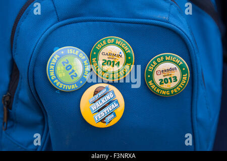 Isle Of Wight Walking Festival. 2015. Abzeichen auf Rucksack aus früheren Veranstaltungen Stockfoto