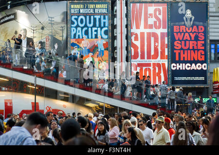 Times Square ist ein Teil von Manhattan entwickelt mit der neuesten Lichttechnik den letzten paar Tage riesige animierte anzeigen welche g Stockfoto