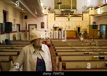 Ein Gemeindemitglied verlässt Masse. Union Congregational Church. 60 138th Street. Telefon 212-926-2549. St. Mark der Evangelist katholischen Ch Stockfoto