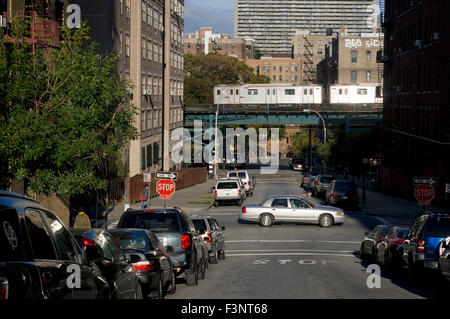 Typical landscape in the Bronx to the underground high in the background. There are two main attractions of the Bronx who could Stockfoto