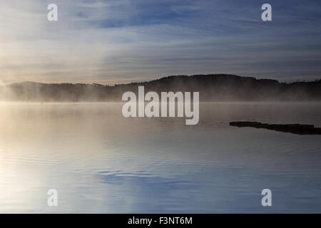 Eine schöne steinerne Steg in den frühen Morgennebel am Ufer des Loch Ard, Loch Lomond und die Trossachs National Park, Schottland Stockfoto