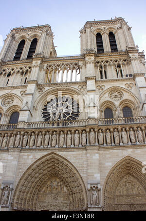 Außenansicht von der Vorderseite der Kathedrale Notre Dame in Paris, Frankreich. Stockfoto