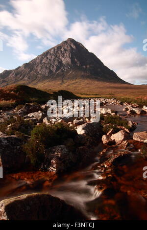 Die atemberaubende Munro Buachaille Etive Mor und Fluss Coupall in den schottischen Highlands an einem sonnigen Tag Stockfoto