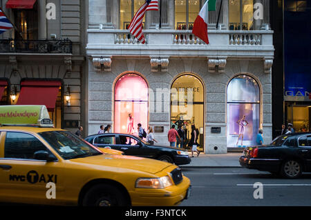 Versace-Store auf der Fifth Avenue zu präsentieren. Sind gleichbedeutend mit luxuriösen Geschäfte der Fifth Avenue und vor allem in diesem Küstenabschnitt von 48t Stockfoto