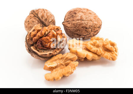 Ganze und geschälten Nüssen isoliert auf weiss. Stockfoto