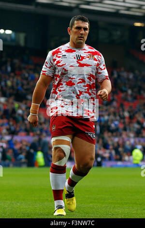 Old Trafford, Manchester, UK. 10. Oktober 2015. Rugby-League-Finale. Leeds Rhinos gegen Wigan Warriors. Ben Flower von Wigan Warriors bereitet für das große Finale. Die internationale Wales war sensationell abgeschickt nur zwei Minuten in der ersten Utility Super League Grand Finale 2014 zum Stanzen St Helens Hälfte Rücken Lance Hohaia, zum zweiten Mal, als er auf dem Boden halbbewussten lag. © Aktion Plus Sport/Alamy Live-Nachrichten Stockfoto