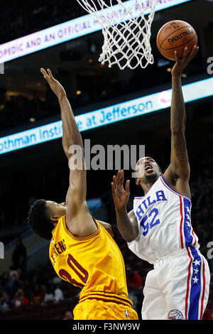 8. Oktober 2015: Philadelphia 76ers Wache legt Jordan McRae (52) den Schuss mit Cleveland Cavaliers guard D.J. Stephens (30) Verteidigung während der NBA-Spiel zwischen den Cleveland Cavaliers und die Philadelphia 76ers im Wells Fargo Center in Philadelphia, Pennsylvania. Die Philadelphia 76ers gewann 115-114. Christopher Szagola/CSM Stockfoto