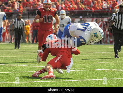 10. Oktober 2015 Middle Tennessee Blue Raiders Wide Receiver Richie James (87) Tauchgänge durch Western Kentucky Hilltoppers defensive zurück Branden Leston (31) während der NCAA College-Fußball-Action zwischen den mittleren Tennessee State Blue Raiders und die Western Kentucky Hilltoppers Stadium Houchins Branchen-L.T. Smith in Bowling Green Kentucky Steve Roberts/CSM Stockfoto