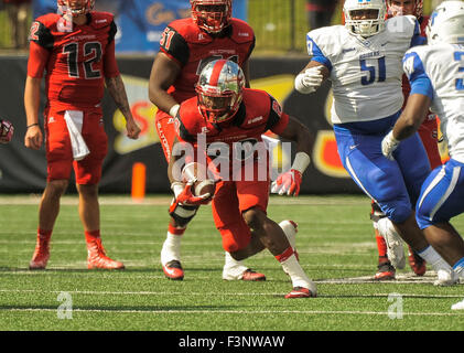 10. Oktober 2015 duplizieren *** Western Kentucky Hilltoppers Runningback Anthony Wales (20) *** Western Kentucky Hilltoppers defensive zurück Nathan Roush (20) macht ein schönes laufen während der NCAA College-Fußball-Action zwischen den mittleren Tennessee State Blue Raiders und die Western Kentucky Hilltoppers Stadium Houchins Branchen-L.T. Smith in Bowling Green Kentucky Steve Roberts/CSM Stockfoto