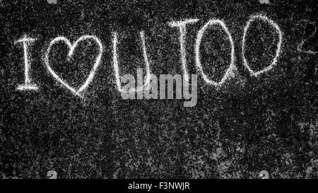 "Ich liebe U TOO" abstrakte Herzen, handschriftlich, mit weißer Kreide auf einem dunklen schwarz Grunge Wand Textur Hintergrund. Stockfoto