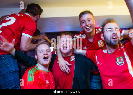 Aberystwyth Wales Uk, Samstag, 10. Oktober 2015-walisischen Fußball-Fans in der Kneipe Llew Du Hotel in Aberystwyth feiern ihr Team-Qualifikation für die Endrunde der Euro 2016 in Frankreich im nächsten Jahr trotz des Verlustes von 2: 0 für Bosnien und Herzegowina in der Nacht, das andere Ergebnis in der Gruppe, Zypern gegen Israel 2: 1, bedeutet sie haben ihren Platz in der Endrunde, ihren ersten großen internationalen Turnier seit 1958 WM gesichert.     Früher in den Tag der walisischen Rugby-Mannschaft 15-6 nach Australien im letzten Spiel in Pool B von den World Cup 2015 verlor Bildnachweis: Keith Morris / Alamy Live News Stockfoto