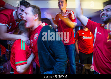 Aberystwyth Wales Uk, Samstag, 10. Oktober 2015-walisischen Fußball-Fans in der Kneipe Llew Du Hotel in Aberystwyth feiern ihr Team-Qualifikation für die Endrunde der Euro 2016 in Frankreich im nächsten Jahr trotz des Verlustes von 2: 0 für Bosnien und Herzegowina in der Nacht, das andere Ergebnis in der Gruppe, Zypern gegen Israel 2: 1, bedeutet sie haben ihren Platz in der Endrunde, ihren ersten großen internationalen Turnier seit 1958 WM gesichert.     Früher in den Tag der walisischen Rugby-Mannschaft 15-6 nach Australien im letzten Spiel in Pool B von den World Cup 2015 verlor Bildnachweis: Keith Morris / Alamy Live News Stockfoto