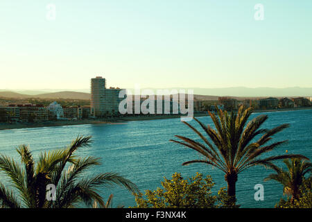 Vista De La Costa de Peñíscola Desde el Castillo del Papa Luna. Panorama. Peñiscola Strand. Blick vom Papa Luna Schloss Stockfoto