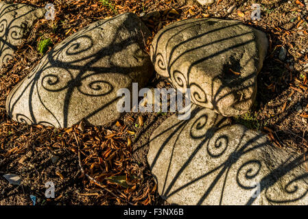 Schatten des schmiedeeisernen Zaun auf Felsen. Stockfoto