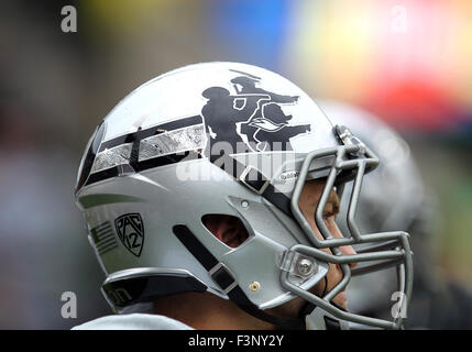 Autzen Stadium, Eugene, OR, USA. 10. Oktober 2015. Oregon Ducks sport neue Fußball-Helme für die NCAA Football-Spiel zwischen den Enten und die Washington State Cougars Autzen Stadium, Eugene, OR. Larry C. Lawson/CSM/Alamy Live-Nachrichten Stockfoto