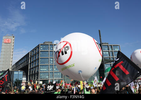 Berlin, Deutschland, 10. Oktober, 2015: 100.000 Demonstranten Kundgebung gegen TTIP, USA EU-Freihandelsabkommen. Bildnachweis: Madeleine Ratz/Alamy Live-Nachrichten Stockfoto