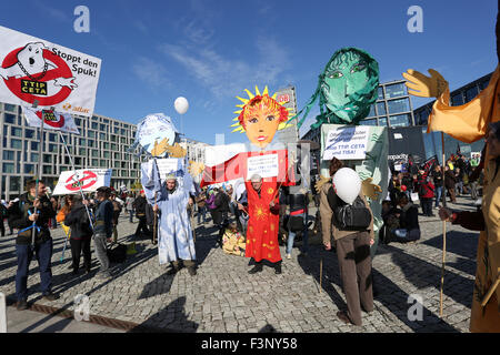 Berlin, Deutschland, 10. Oktober, 2015: 100.000 Demonstranten Kundgebung gegen TTIP, USA EU-Freihandelsabkommen. Bildnachweis: Madeleine Ratz/Alamy Live-Nachrichten Stockfoto