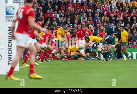 Twickenham Stadium, London, UK. 10. Oktober 2015. Australien in Aktion in der Nähe der walisischen Torlinie beobachtet von Sam Warburton, Australien V Wales im Pool eine Übereinstimmung des Rugby World Cup 2015, endgültige Australien 15 - Wales 6 Punkten. Bildnachweis: Sportsimages/Alamy Live-Nachrichten Stockfoto