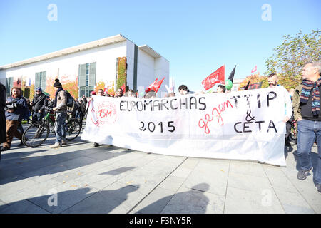 Berlin, Deutschland, 10. Oktober, 2015: 100.000 Demonstranten Kundgebung gegen TTIP, USA EU-Freihandelsabkommen. Bildnachweis: Madeleine Ratz/Alamy Live-Nachrichten Stockfoto