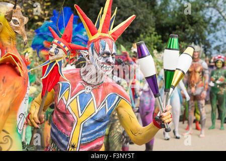 Eden Project, Bodelva, Cornwall, UK 10. Oktober 2015 warten auf Parade im Eden Project dome Body Factory Modelle siehe Körper Malerei Künstler aus der ganzen Welt konkurrieren um die spektakulärsten Kreationen, in die fünfte jährliche BodyFactory International Körper Malerei Festival Sean Gee/Alamy Live News zu produzieren Stockfoto