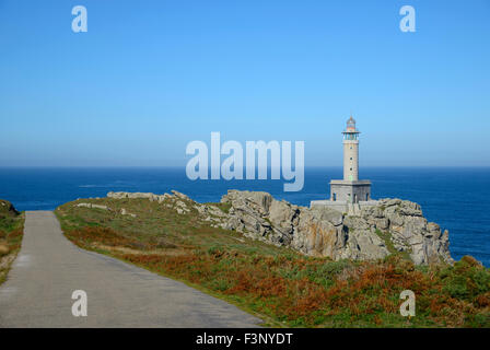 Leuchtturm - Faro de Punta Nariga, Galicien, Nordspanien, Europa Stockfoto