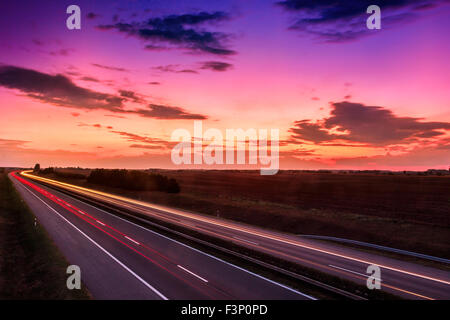 Autos Beschleunigung auf der Autobahn, Ungarn Stockfoto