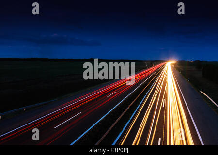 Autos Beschleunigung auf der Autobahn, Ungarn Stockfoto