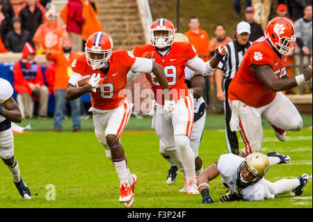 Clemson Tigers Wide Receiver Deon Cain (8) mit Werften nach dem Fang in Aktion während der NCAA Football-Spiel zwischen Georgia Tech und Clemson im Death Valley in Clemson, SC. David Bräutigam/CSM Stockfoto