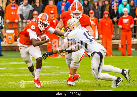 Clemson Tigers Wide Receiver Deon Cain (8) mit einem steifen Arm am Georgia Tech Yellow Jackets defensive back a.j. Gray (15) in Aktion während der NCAA Football-Spiel zwischen Georgia Tech und Clemson im Death Valley in Clemson, SC. David Bräutigam/CSM Stockfoto