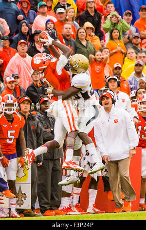 Clemson Tigers Wide Receiver Deon Cain (8) geht bis zu einen Pass über Georgia Tech Yellow Jackets defensive fangen zurück D.J. weiß (28) für ein First Down in Aktion während der NCAA Football-Spiel zwischen Georgia Tech und Clemson im Death Valley in Clemson, SC. David Bräutigam/CSM Stockfoto