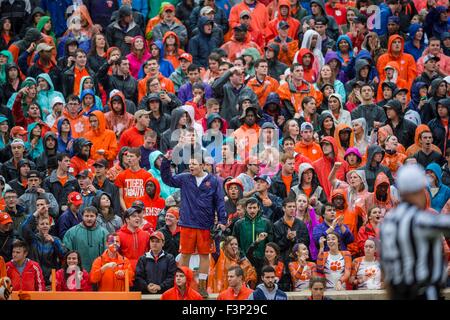 Clemson Studenten trotzen den Regen während der NCAA College Football-Spiel zwischen Georgia Tech und Clemson auf Samstag, 10. Oktober 2015 im Memorial Stadium in Clemson, S.C Jacob Kupferman/CSM Stockfoto