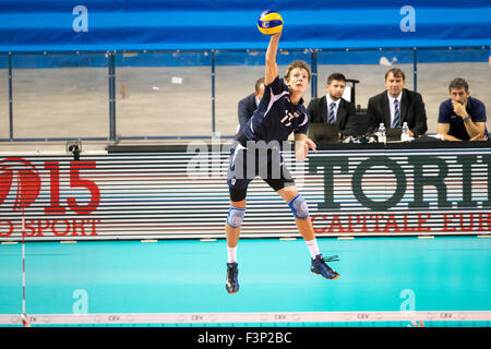 Turin, Italien. 10. Oktober 2015. Andres Toobal (13), Setter Estland dient den Ball CEV Volleyball European Championship Pool B Spiel zwischen Frankreich und Estland im Torino Palavela Arena. © Mauro Ujetto/Pacific Press/Alamy Live-Nachrichten Stockfoto