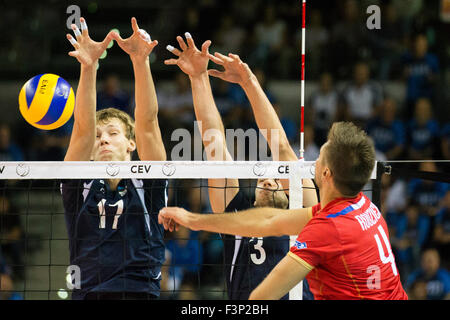 Turin, Italien. 10. Oktober 2015. Antonin Rouzier(4), gegenüber von Frankreich spikes den Ball während CEV Volleyball European Championship Pool B Spiel zwischen Frankreich und Estland im Torino Palavela Arena. © Mauro Ujetto/Pacific Press/Alamy Live-Nachrichten Stockfoto