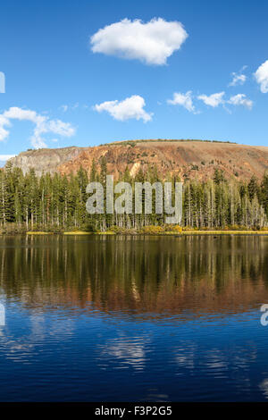 Spiegelbild im See Mamie in Mammoth Lakes Becken bei Sonnenuntergang Stockfoto