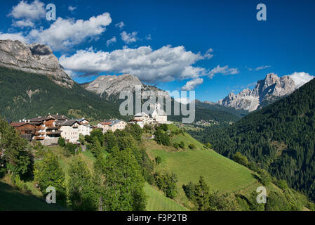 Das charmante Dorf von Colle Santa Lucia in den Dolomiten, Italien Stockfoto