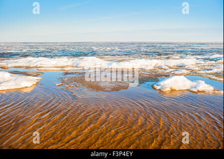 Frühling Schmelzen des Eises an einem großen Fluss Stockfoto