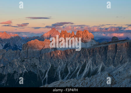 Sonnenuntergang über der Croda del Lago in den Dolomiten, die Nuvolau Hütte oberhalb Passo Falzarego entnommen, Stockfoto