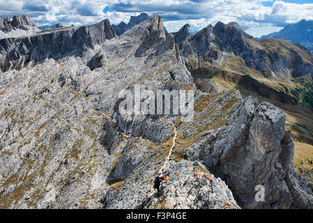 Bergsteiger auf der Via Ferrata Gusela (Nuvolau), Dolomiten, Italien Stockfoto