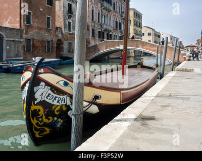 VENEDIG, ITALIEN - 05. MAI 2015: Kleines Transportboot auf dem Kanal in Venedig Stockfoto