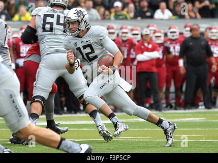 Autzen Stadium, Eugene, OR, USA. 10. Oktober 2015. Oregon Ducks quarterback Taylor Alie (12) während der NCAA Football-Spiel zwischen den Enten und die Washington State Cougars Autzen Stadium, Eugene, OR. Larry C. Lawson/CSM/Alamy Live-Nachrichten Stockfoto