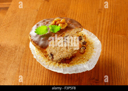 Schoko-Muffin auf Holztisch Stockfoto